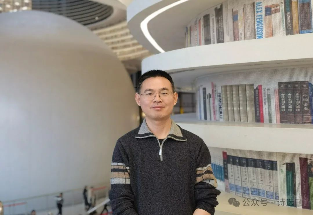 宋煜，本名宋立理，河北隆堯人，中國(guó)作家協(xié)會(huì)會(huì)員、河北省作家協(xié)會(huì)會(huì)員。曾出版長(zhǎng)篇小說(shuō)《穿越玫瑰》，詩(shī)歌散見于《詩(shī)刊》《星星》《揚(yáng)子江詩(shī)刊》《詩(shī)選刊》等刊物，曾入選河北文學(xué)排行榜·詩(shī)歌榜。