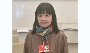 全國(guó)政協(xié)委員、中國(guó)視協(xié)副主席、上影集團(tuán)編劇王麗萍