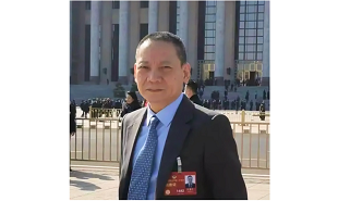 全國(guó)政協(xié)委員、民進(jìn)中央委員、百花文藝出版社總編輯汪惠仁