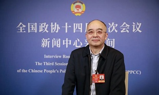 全國(guó)政協(xié)委員，中國(guó)作協(xié)副主席吳義勤