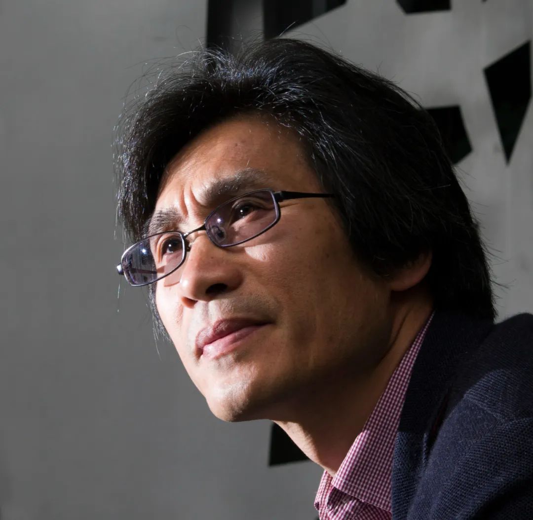 樹(shù)才，原名陳樹(shù)才。詩(shī)人、翻譯家。浙江寧波人?，F(xiàn)供職于中國(guó)社會(huì)科學(xué)院外國(guó)文學(xué)研究所。已出版詩(shī)集、譯詩(shī)集二十余部。曾獲“徐志摩詩(shī)歌獎(jiǎng)”、“李叔同國(guó)際詩(shī)歌獎(jiǎng)”等。2008年獲法國(guó)政府頒發(fā)的“教育騎士”勛章，2023年又獲“藝術(shù)和文學(xué)騎士”勛章。