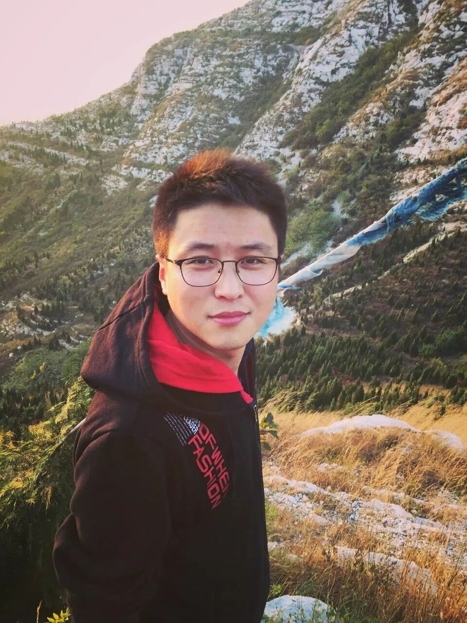 王二冬，男，1990年生于山東無(wú)棣，現(xiàn)居北京，快遞行業(yè)從業(yè)者。中國(guó)作家協(xié)會(huì)會(huì)員、新工業(yè)詩(shī)歌代表詩(shī)人、山東省作協(xié)簽約作家。參加《詩(shī)刊》社第36屆青春詩(shī)會(huì)、首屆國(guó)際青春詩(shī)會(huì)，著有詩(shī)集《東河西營(yíng)》《快遞中國(guó)》等三部。