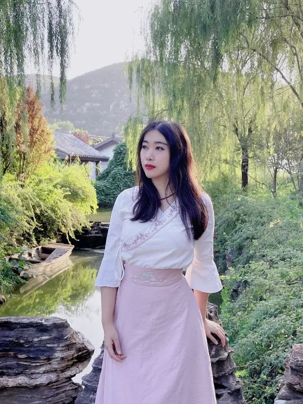 楊碧薇，中央民族大學(xué)文學(xué)博士，北京大學(xué)藝術(shù)學(xué)博士后。中國(guó)作家協(xié)會(huì)會(huì)員，中國(guó)文藝評(píng)論家協(xié)會(huì)會(huì)員。學(xué)術(shù)研究涉及文學(xué)、搖滾、民謠、電影、攝影、裝置等。出版《下南洋》《去火星旅行》等詩(shī)集、散文集、學(xué)術(shù)批評(píng)集等多部。主講個(gè)人網(wǎng)課《由淺入深讀懂漢語(yǔ)新詩(shī)》入駐騰訊視頻。