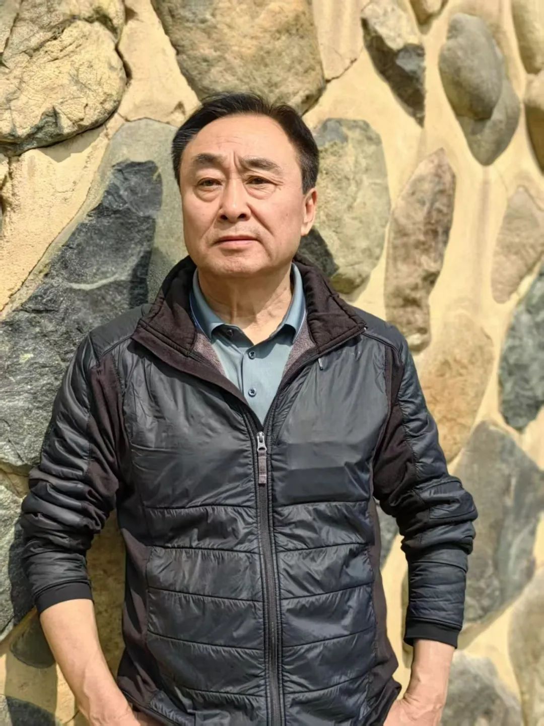 王學(xué)芯，出生在北京，長(zhǎng)在無(wú)錫。中國(guó)作家協(xié)會(huì)會(huì)員，中國(guó)詩(shī)歌學(xué)會(huì)理事。參加第十屆青春詩(shī)會(huì)。獲郭沫若詩(shī)歌獎(jiǎng)、十月文學(xué)獎(jiǎng)、鍾山文學(xué)獎(jiǎng)、《作家》第三屆詩(shī)歌獎(jiǎng)、《星星》詩(shī)歌獎(jiǎng)、紫金山文學(xué)獎(jiǎng)、中國(guó)第五屆長(zhǎng)詩(shī)獎(jiǎng)，部分詩(shī)歌譯介國(guó)外。出版《雙唇》《這里那里》《天上的草原》《飛塵》《遷變》《老人院》《光域里》等15部詩(shī)集。