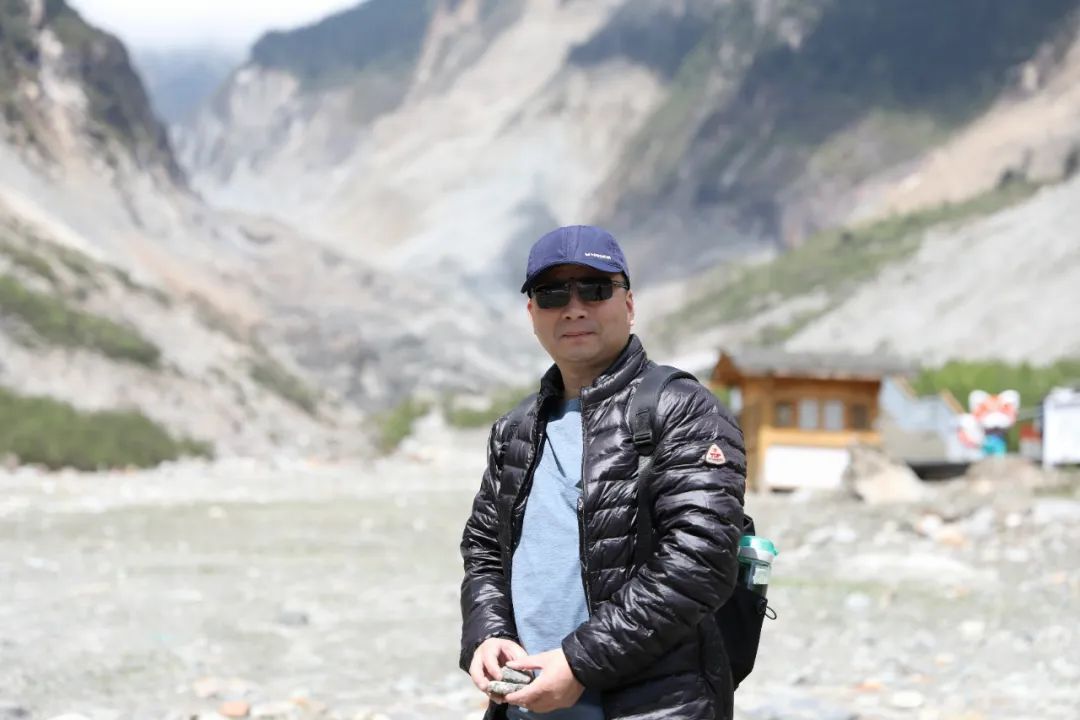 俞敏，筆名肅其羽，浙江杭州人?，F(xiàn)為浙江省杭州市市場(chǎng)監(jiān)管局二級(jí)巡視員。八十年代中期開(kāi)始寫(xiě)詩(shī)?，F(xiàn)為浙江省作協(xié)會(huì)員、中國(guó)詩(shī)歌學(xué)會(huì)會(huì)員。有作品刊發(fā)在《詩(shī)刊》《星星》《詩(shī)選刊》《詩(shī)歌月刋》《綠風(fēng)》《詩(shī)林》《詩(shī)潮》等。出版?zhèn)€人詩(shī)集《隱匿的星辰》《越過(guò)山頂?shù)奶?yáng)》《路過(guò)不確定的時(shí)間》三部。曾獲第八屆李白杯全國(guó)詩(shī)歌大賽三等獎(jiǎng)等獎(jiǎng)項(xiàng)。