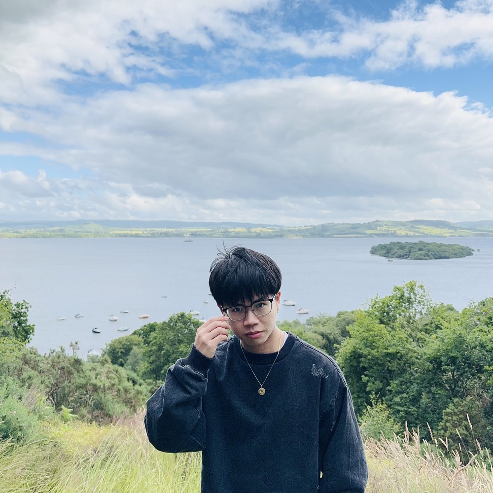 周于旸，1996年生，江蘇蘇州人，已出版小說集《馬孔多在下雨》《招搖過?！贰Ｓ凶髌钒l(fā)表于《人民文學(xué)》《十月》《北京文學(xué)》《小說界》等刊物，有作品入選收獲文學(xué)榜、城市文學(xué)排行榜，曾獲“鐘山之星”文學(xué)獎(jiǎng)，小說集《馬孔多在下雨》入圍第五屆寶珀理想國文學(xué)獎(jiǎng)決選名單。