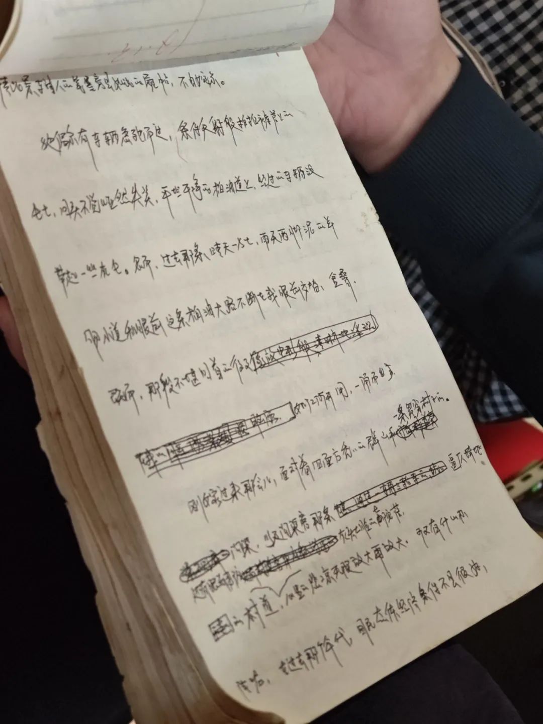 王對(duì)平在孩子作業(yè)本背面寫作