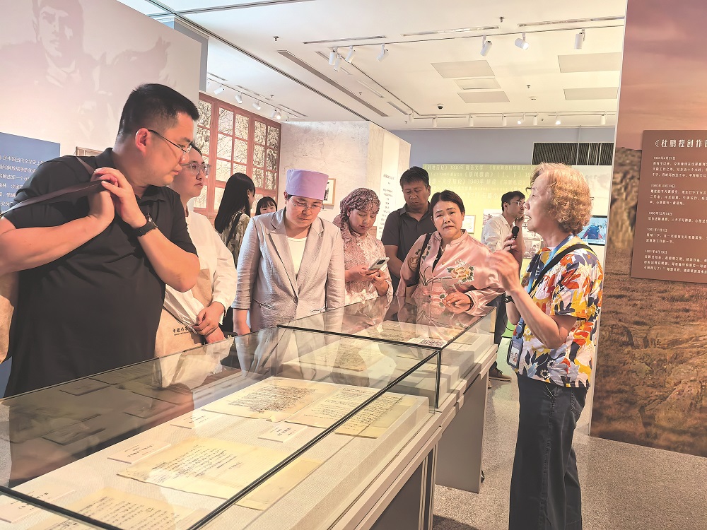 作家們在中國現(xiàn)代文學(xué)館參觀“三紅一創(chuàng) 青山保林”紅色經(jīng)典展