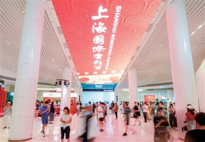 第二十七屆上海國(guó)際電影節(jié)期間，上海影城里人來(lái)人往。  　　主辦方供圖