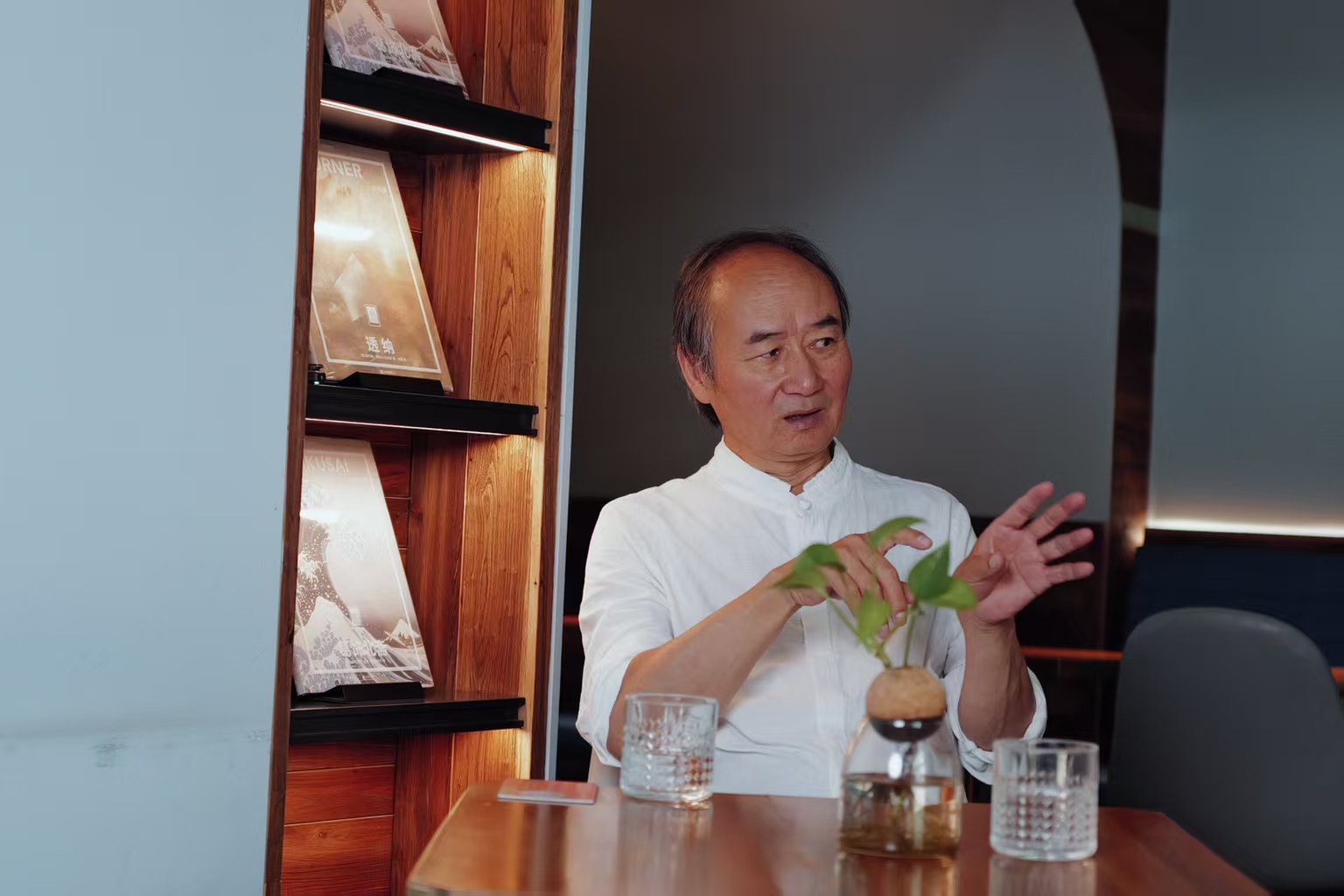 劉亮程在上海朵云書院戲劇店接受澎湃新聞·文學(xué)花邊獨(dú)家專訪。攝影：周澤洋