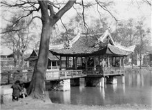 抗戰(zhàn)中的上海公園　　若是以上海的公園作為線索，也會浮現(xiàn)出一段屈辱與抗爭交織、傷害與堅韌并存的抗戰(zhàn)史。[詳細]