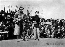 《放下你的鞭子》：“流動的抗戰(zhàn)火炬”　　1939年，為抗戰(zhàn)籌款的徐悲鴻，遇到了來此地演出的新中國劇團。[詳細]