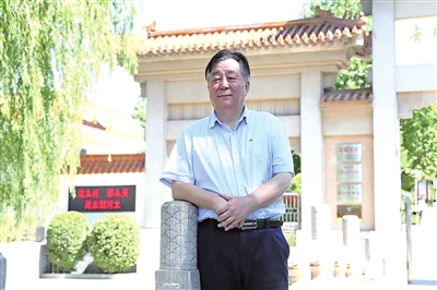 王安潤，中國電影家協(xié)會會員，中國報告文學(xué)學(xué)會會員，中國散文學(xué)會會員，新疆報告文學(xué)創(chuàng)作委員會副主任。享受國務(wù)院政府特殊津貼專家。全國優(yōu)秀新聞工作者、全國“德藝雙馨”電視藝術(shù)工作者。國家一級編劇。石河子大學(xué)客座教授，自治區(qū)藝術(shù)學(xué)院、塔里木大學(xué)碩士生導(dǎo)師。兵團(tuán)電影電視藝術(shù)家協(xié)會原副主席兼秘書長；兵團(tuán)廣播電視臺原黨委委員、副臺長。出版?zhèn)€人專著18部，其中，《沙海擊浪》《在六分之一國土上》分獲兵團(tuán)精神文明建設(shè)“五個一工程”獎。擔(dān)任主創(chuàng)的電影、紀(jì)錄片、廣播劇多次獲得中國電視金鷹獎、中國電視星光獎，及天山文藝獎、新疆電視文藝一等獎、新疆廣播文藝一等獎、兵團(tuán)“五個一工程”獎、綠洲文藝獎等。其中，《無罪》獲第50屆休斯敦國際電影節(jié)“白金雷米獎”，《杰米拉》獲第23屆上海國際電影節(jié)組委會大獎，《我的阿恰》被中國電影資料館收藏，《守護(hù)者》獲電影頻道收視率第三、市場占有率第四佳績?！缎“讞睢贰ⅰ堆墶贩肢@第三屆、第八屆亞洲微電影藝術(shù)節(jié)“金海棠”獎最佳作品獎和優(yōu)秀編劇獎，《一路有你》獲第三屆戛納微電影國際電影節(jié)大獎。長篇報告文學(xué)《太陽遲落的高原》獲2023年中國作家協(xié)會重點作品扶持。