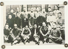 大經(jīng)中學往事　　在這文化蒙塵的至暗時刻，嚴獨鶴、周瘦鵑、陸澹安、朱大可等一眾文人合力辦了一所“大經(jīng)中學”……[詳細]