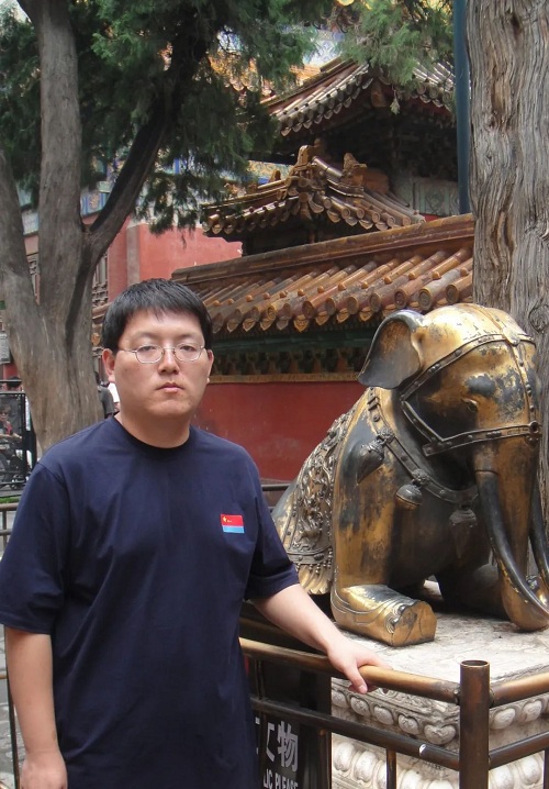 宋嵩，山東東營(yíng)人，1985年生于濟(jì)南。文學(xué)博士?，F(xiàn)為《長(zhǎng)篇小說(shuō)選刊》雜志主編，副編審，中國(guó)小說(shuō)學(xué)會(huì)常務(wù)理事。著有評(píng)論集《瑯?gòu)至鼷湣贰?></p>
<p style=