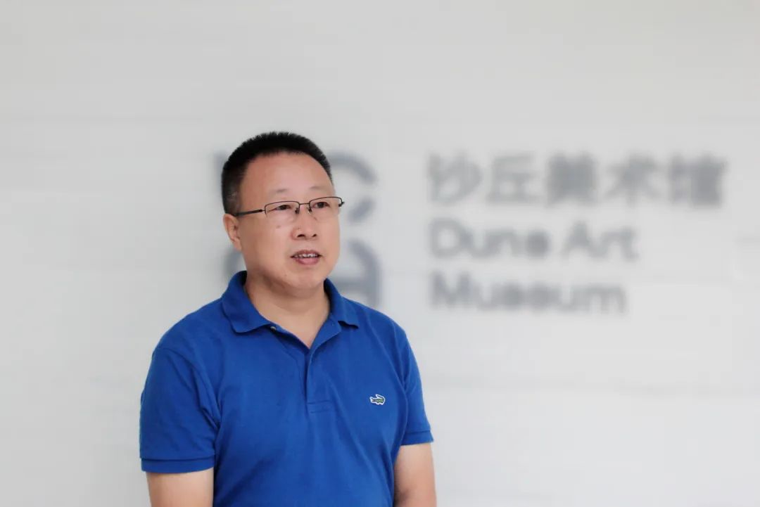 羅振亞，1963年出生，黑龍江訥河人，南開(kāi)大學(xué)文學(xué)院教授，博士生導(dǎo)師，南開(kāi)大學(xué)穆旦詩(shī)歌研究中心主任。