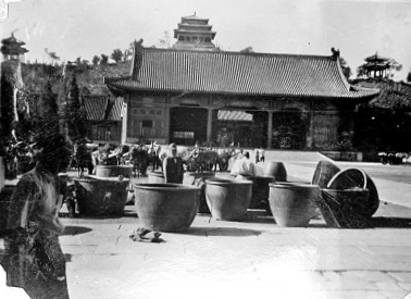 侵華戰(zhàn)爭時，日軍盯上了故宮里的大銅缸　　經(jīng)歷了歲月的洗禮之后，這些水缸作為故宮文化的組成部分，向人們訴說著它們見證的歷史變遷。[詳細]