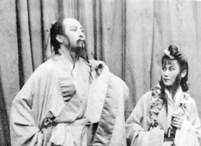 抗戰(zhàn)戲劇，紅幕赤聲撥時弦　　當正常的舞臺演出被戰(zhàn)爭打斷，戲劇從某種程度上就已經(jīng)超越內(nèi)容本身，成為民族解放戰(zhàn)爭的一部分。[詳細]