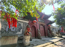 不止西南聯(lián)大，一位作家對十所抗戰(zhàn)內(nèi)遷大學的追尋　　這是一場持續(xù)8年的行走，和十條穿越硝煙的遷徙之路。2017年春，四川作家聶作平……[詳細]