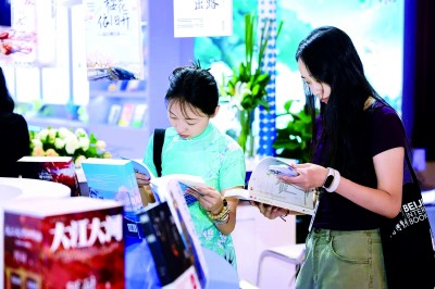 第31屆北京圖博會(huì)網(wǎng)絡(luò)文學(xué)專題展吸引觀眾閱讀。資料圖片
