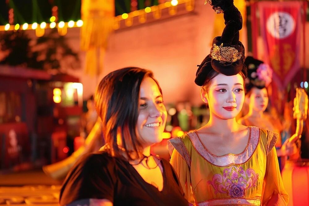 永寧門(mén)歡迎儀式后，玻利維亞詩(shī)人杰西卡·弗羅伊登塔爾與一位“唐代仕女”合影