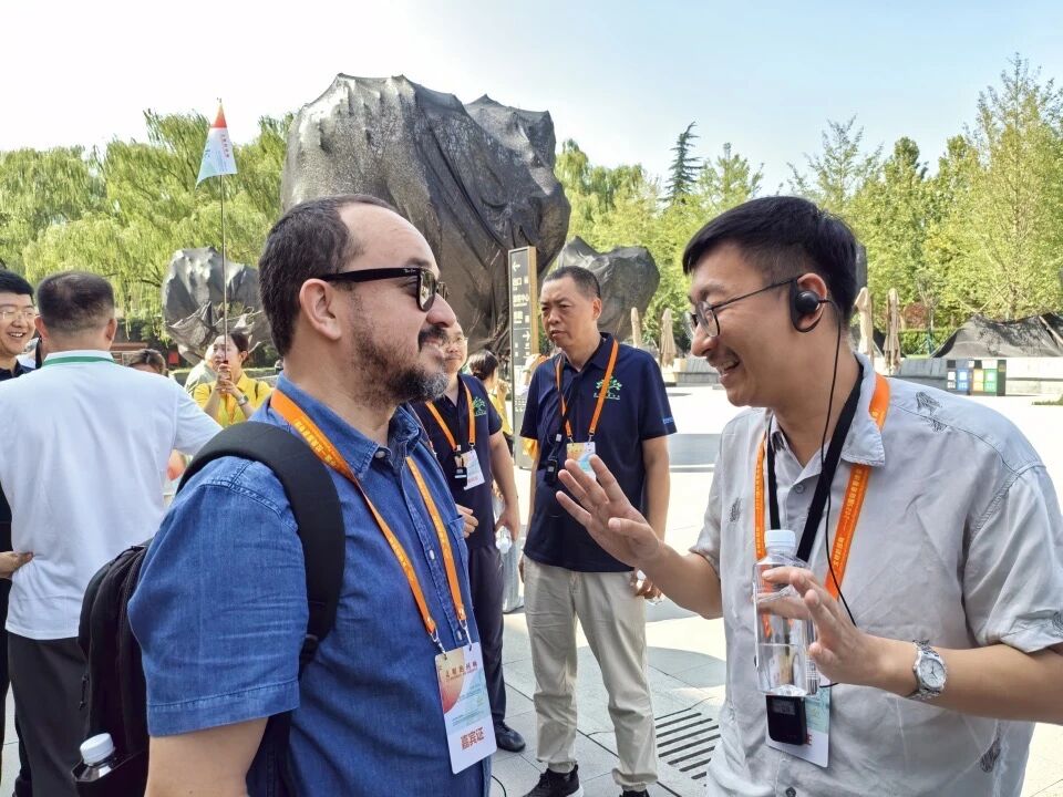 中國(guó)詩(shī)人李壯與巴西詩(shī)人塔爾索·德·梅洛參觀完秦始皇帝陵博物院后交談，李壯告訴梅洛，西安地下文物眾多，在我們腳下也許也有古代的文物遺存。