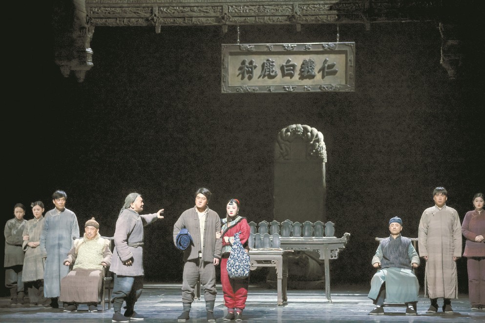陜西人藝話(huà)劇《星空與半棵樹(shù)》（上圖）《白鹿原》（下圖）日前先后在上音歌劇院上演。 均本報(bào)記者 葉辰亮 攝