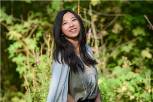 兒童繪本：獲獎作品《媽媽的剪影》作者：彎彎 劉雪純         獲獎感言我和媽媽劉雪純一起創(chuàng)作的這本書，正如它的名字，其靈感來源于我的媽媽。書里的剪紙，都是她30年前用最質(zhì)樸的剪刀語言，鐫刻下的生命印記。她剪下春耕秋收的田埂，剪下灶臺邊的飯菜香氣，剪下縫紉機(jī)踏板的吱呀作響。