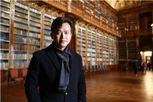 科幻文學(xué)：獲獎作品《火苗照亮宇宙：暗生命傳奇》作者：王威廉         獲獎感言小時候，我第一次讀到鄭文光先生的《飛向人馬座》，書中描繪的浩瀚宇宙和中國少年探索黑洞的勇氣深深震撼了我，讓我對深空充滿了無限的好奇與想象。從那時起，對未知世界的探索欲望便埋藏在我的心里。