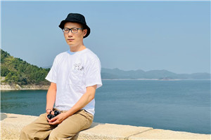 詩歌：獲獎作品《我知道所有問題的答案了》作者：童子         獲獎感言我曾經(jīng)以為，人生是一條拋物線，從出生的起點慢慢爬上高峰，再慢慢滑落低谷。如果按人的生理表現(xiàn)，是這樣的。但我越來越意識到，人之所以為人，是因為我們有靈魂。靈魂可以不被身體束縛……