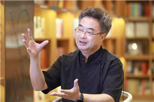 小說：獲獎作品《方一禾，快跑》作者：祁智         獲獎感言我小的時候，父親在外地做教師，我和媽媽生活在鄉(xiāng)下。媽媽身體很差。經(jīng)常救護(hù)車突然呼嘯而來又呼嘯而去，把媽媽接走了。過幾天，救護(hù)車又突然呼嘯而來、呼嘯而去。下午放學(xué)回家，我看到媽媽躺在床上，虛弱得像一張紙。