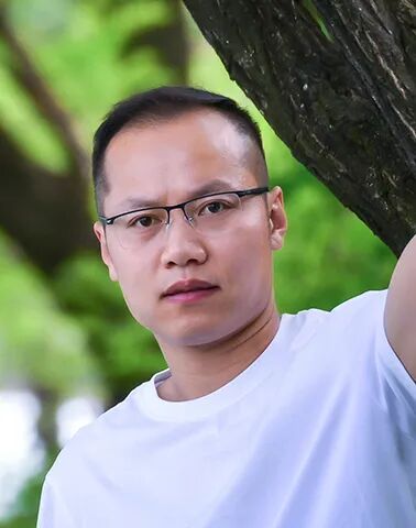   范墩子     西安市文學(xué)藝術(shù)創(chuàng)作研究室專業(yè)作家。在《人民文學(xué)》《江南》《青年作家》《滇池》等期刊發(fā)表近百萬字，已出版《抒情時代》《虎面》《我從未見過麻雀》《去貝加爾》《小說便條》等作品。曾獲陜西青年文學(xué)獎、《滇池》文學(xué)獎最佳小說獎、長安散文獎等。