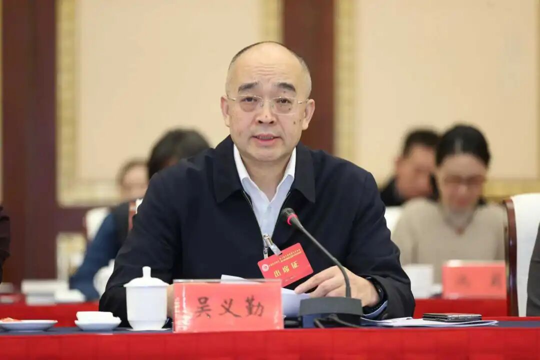 中國作協(xié)黨組成員、副主席、書記處書記吳義勤主持第一次全體會議