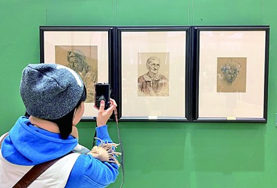 觀眾駐足欣賞肖像素描作品。本報(bào)記者 田呢?cái)z/光明圖片