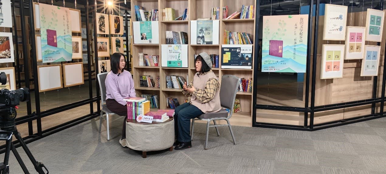 劉云芳(右)談《燈盞》