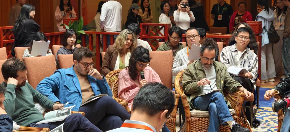 2025國(guó)際青春詩(shī)會(huì)上，詩(shī)人們分享創(chuàng)作心得。新華社記者余俊杰 攝