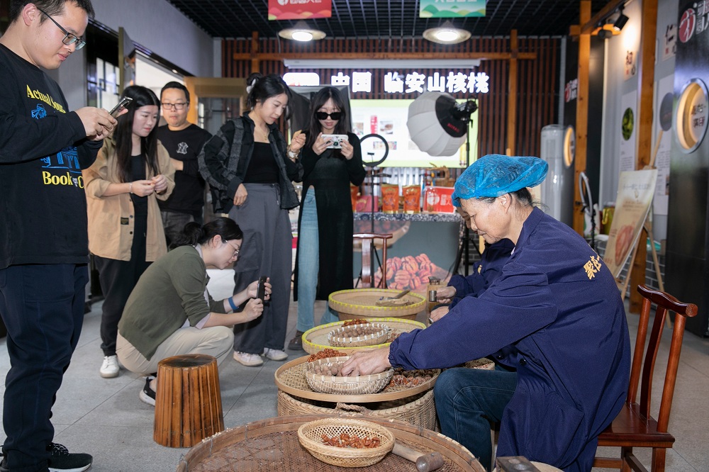 網絡作家赴實踐點采風1