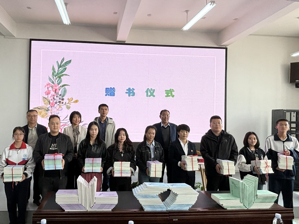 2025年4月21日，《綠野芬芳》新書(shū)分享會(huì)走進(jìn)金山實(shí)驗(yàn)校園 (1)