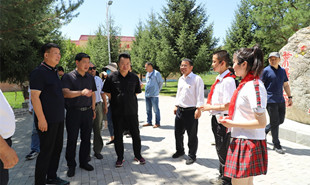 2022年7月，中國作協(xié)采訪團(tuán)在79團(tuán)王震紅軍小學(xué)采風(fēng)