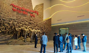 采風團一行在寧都起義紀念館參觀