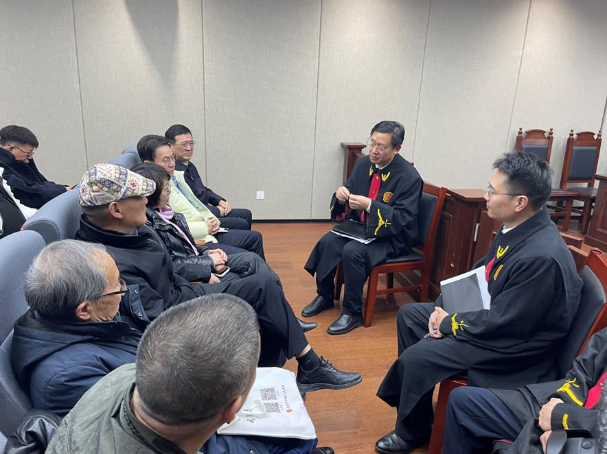作家們在合肥法務(wù)區(qū)旁聽庭審后，與主審法官交流。