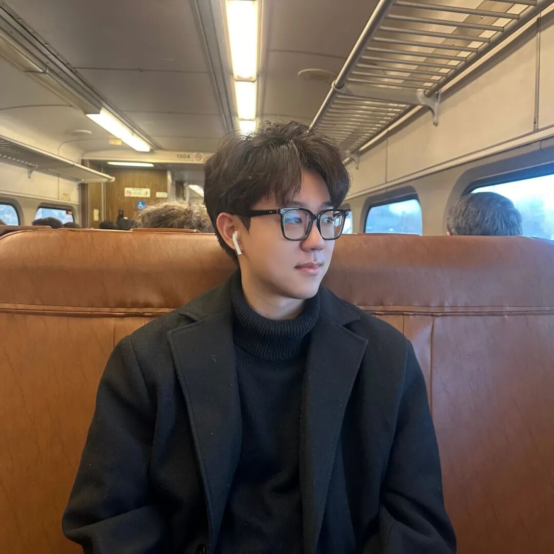 程天佑，2001年9月生于北京，現(xiàn)在美國(guó)紐約工作。少年時(shí)代起在《北京青年報(bào)》《北京文學(xué)》《中國(guó)校園文學(xué)》《中華讀書報(bào)》《海外文摘》《新民晚報(bào)》《雨花》《讀者》等報(bào)刊發(fā)表作品。多次獲征文比賽獎(jiǎng)。17歲時(shí)出版散文集《青年與花》。