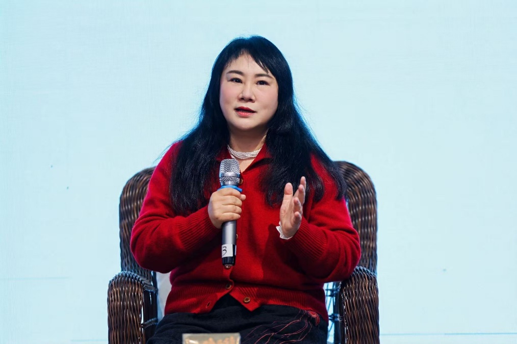 女人穿著外套

AI 生成的內(nèi)容可能不正確。