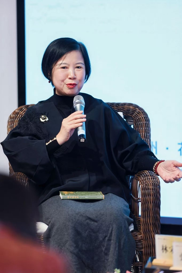 穿黑色衣服的人在打電話

AI 生成的內(nèi)容可能不正確。