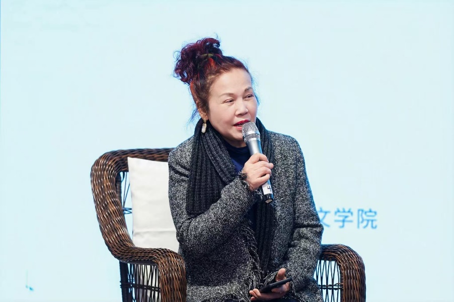 穿著黑色衣服的人

AI 生成的內(nèi)容可能不正確。