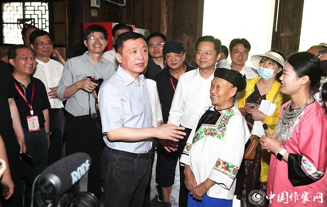 中國(guó)作協(xié)組織作家赴十八洞村參觀(guān)學(xué)習(xí)