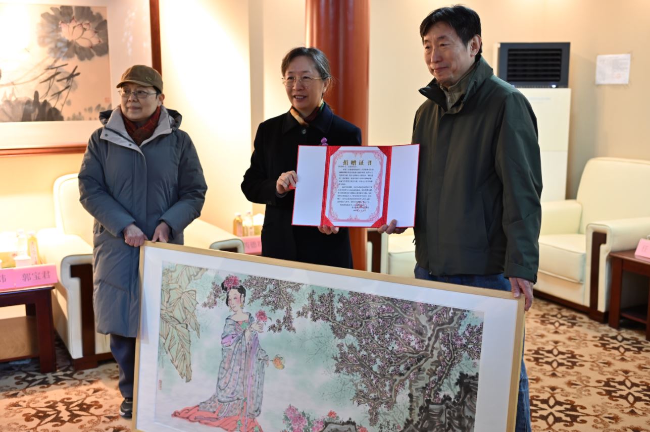 韋紅燕、汪港清向北海公園捐贈作品，北海公園黨委書記、園長孫齊煒接受捐贈