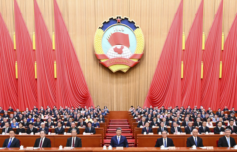 3月4日下午，中國人民政治協(xié)商會議第十四屆全國委員會第四次會議在北京人民大會堂開幕。這是習近平、李強、趙樂際、蔡奇、丁薛祥、李希、韓正在主席臺就座。新華社記者 燕雁 攝