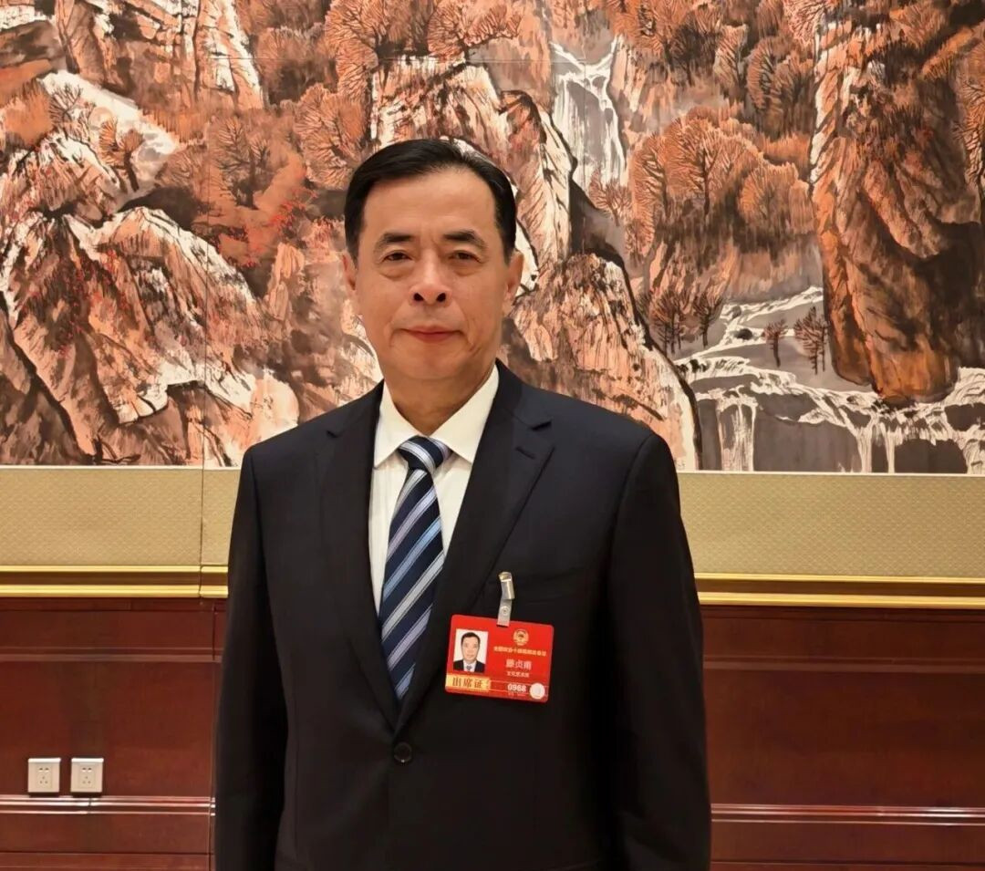 全國政協(xié)委員、中國作家協(xié)會(huì)主席團(tuán)委員滕貞甫