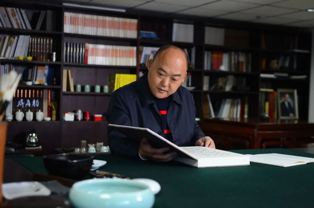 全國政協(xié)委員、民盟中央文化委員會(huì)副主任、中國國家畫院藝術(shù)家洪厚甜